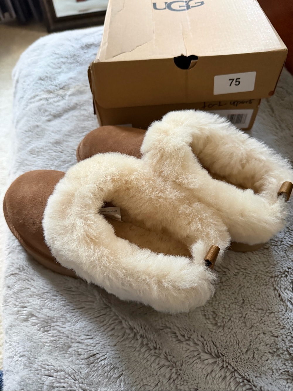 UGG Kids Chestnut & Cream Slip-On Slippers new inbox size 5 there is spot on one